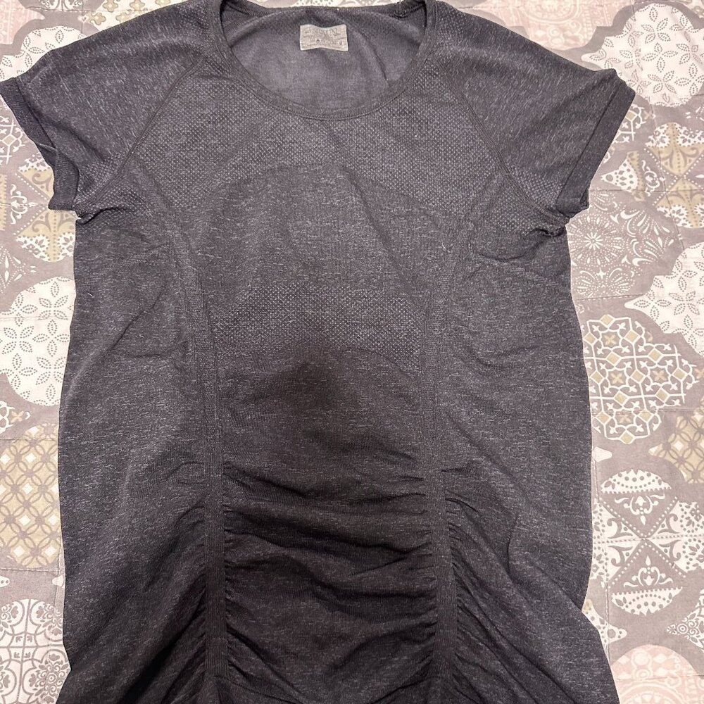 Athleta Short-sleeved t-shirt, gray, with ruffles, non-slip size M